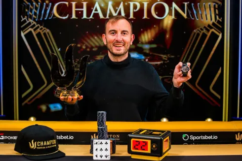 Mikalai Vaskaboinikau faturou o maior troféu da etapa (Foto: Triton Poker)
