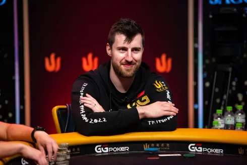 Wiktor Malinowski tem boa vantagem em fichas ao início da FT (Foto: Joe Giron/Triton Poker)
