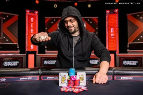 Darius Samual levou sua primeira joia (Foto: WSOP)
