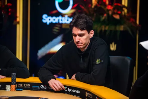 Dejan Kaladjurdjevic se envolveu em um pote de mais de 70 blinds (Foto: Joe Giron/Triton Poker)
