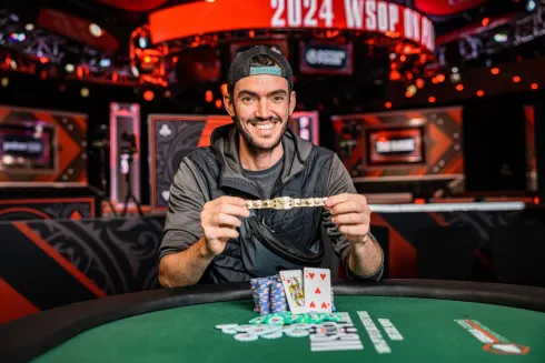 Thibault Perissat venceu a maratona para levar a joia (Foto: WSOP)
