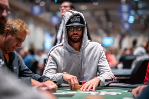 Nick Schulman não teve vida fácil mesmo segurando KK na WSOP (Foto: PokerNews)
