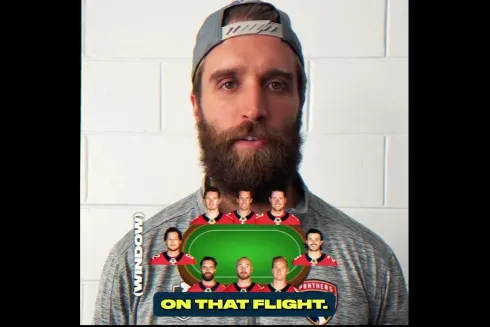 Aaron Ekblad, do Panthers, joga poker durante as finais da NHL (Foto: Reprodução/X @sportsnet)
