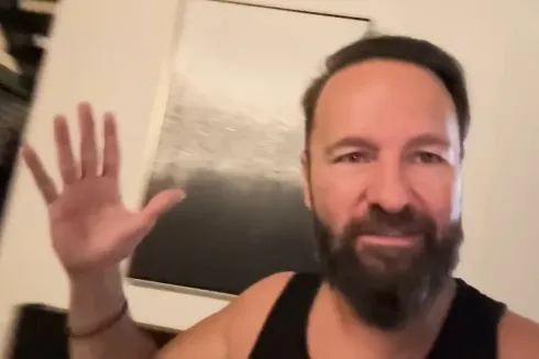 Daniel Negreanu reclamou na câmera após a queda (Reprodução/Youtube)
