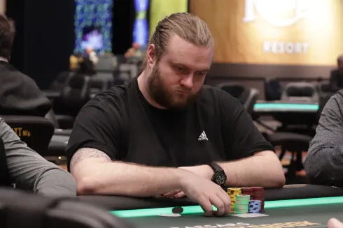 Henrik Hecklen lidera o field estrelado na WSOP
