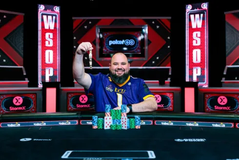 Chris Hunichen levou sua primeira pulseira (Foto: WSOP)
