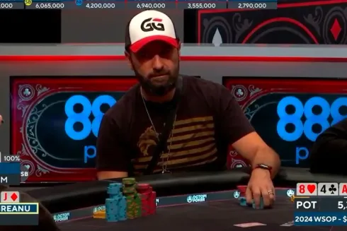 Daniel Negreanu encontrou o fold com sua trinca (Reprodução/X PokerGO)
