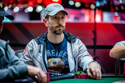 Brian Rast puxa a fila no PLO High Roller (Foto: PokerNews)
