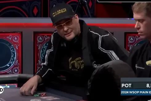 Phil Hellmuth puxou dois potes na base da agressão
