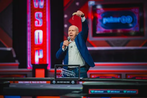 Jack Binion também deu o "Shuffle Up & Deal" do Dia 2D (Foto: WSOP)
