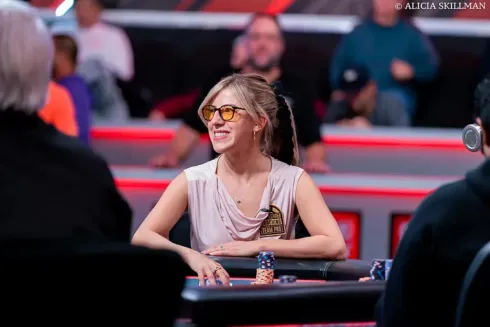 Kristen Foxen deu adeus ao sonho da mesa final (Foto: PokerNews)
