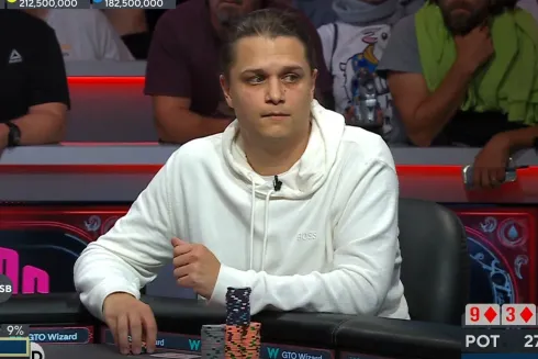 Niklas Astedt não conseguiu largar o top pair em um boardo conectado (Imagem: PokerGo)
