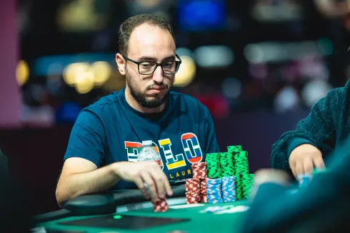 Barak Wisbrod superou Dejan Kaladjurdjevic no heads-up (Foto: PokerNews)
