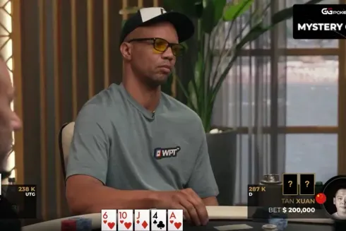 Phil Ivey teve uma longa pensativa no river (Foto: Reprodução/X @TritonPoker)
