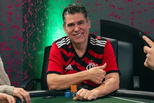 Dominick French viaja o mundo jogando poker
