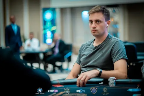 Leonard Maue foi o melhor do Dia 1 (Foto: PokerGO)
