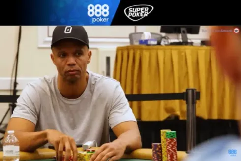 Phil Ivey esteve na mesa de Aaron Barone
