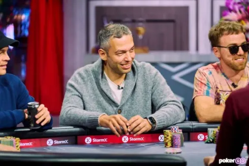 Sameh Elamawy fez uma jogada que deixou os jogadores do High Stakes Poker surpresos (Foto: PokerGO)
