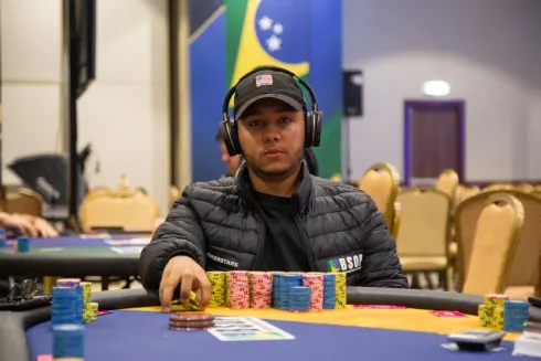 Lucas Soares assumiu a ponta do chip count geral
