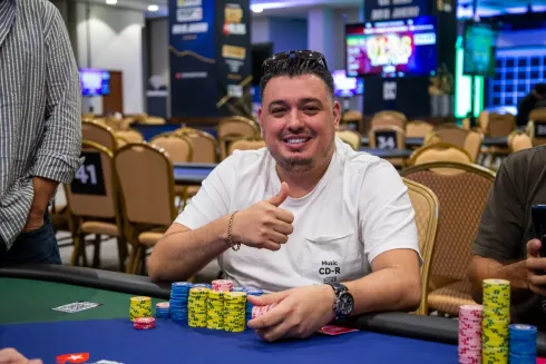 Felipe Restrepo assumiu a ponta do chip count geral
