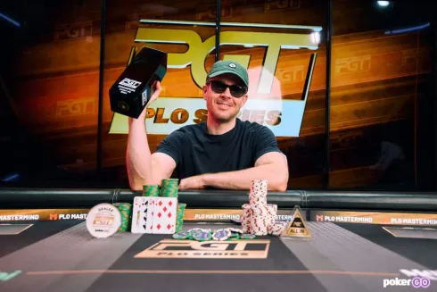 Ben Tollerene levou o troféu para casa (Foto: PokerGO)
