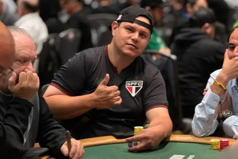 Adriano Soares está vivo no $800 NLH do WPT WC
