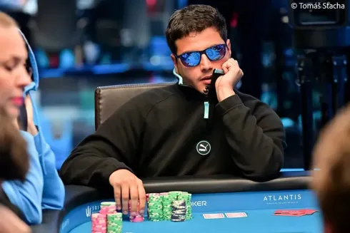 Marcelo Aziz está bem demais no Super Main Event (Foto: Tomas Stacha/PokerNews)
