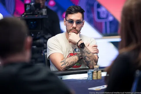 Neville Costa roubou a cena na sessão do PokerStars
