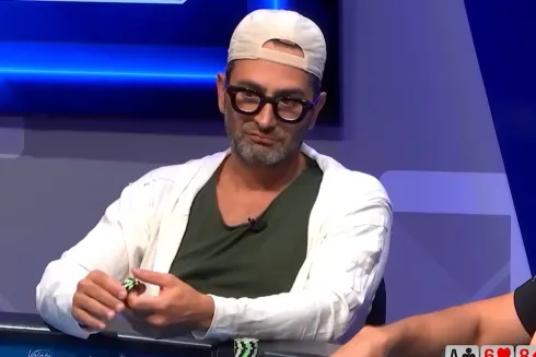 Antonio Esfandiari saiu vitorioso na valiosa mão (Foto: Reprodução/YouTube @PokerGO)
