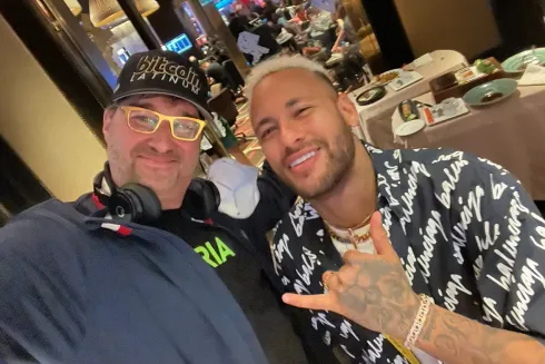 Phil Hellmuth e Neymar se encontraram em Vegas (Foto: Reprodução/Twitter @phil_hellmuth)
