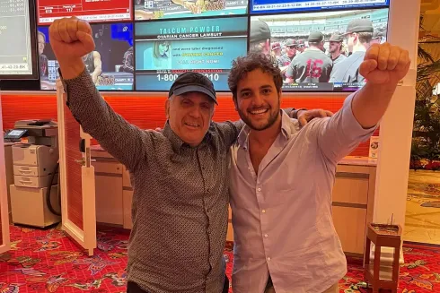 João Simão e Michel Leibgorin comemorando o acordo fechado no Wynn (Reprodução/Twitter @joaosimaobh)
