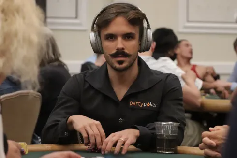 Yuri Martins segue vivo no Evento #38 da WSOP. 
