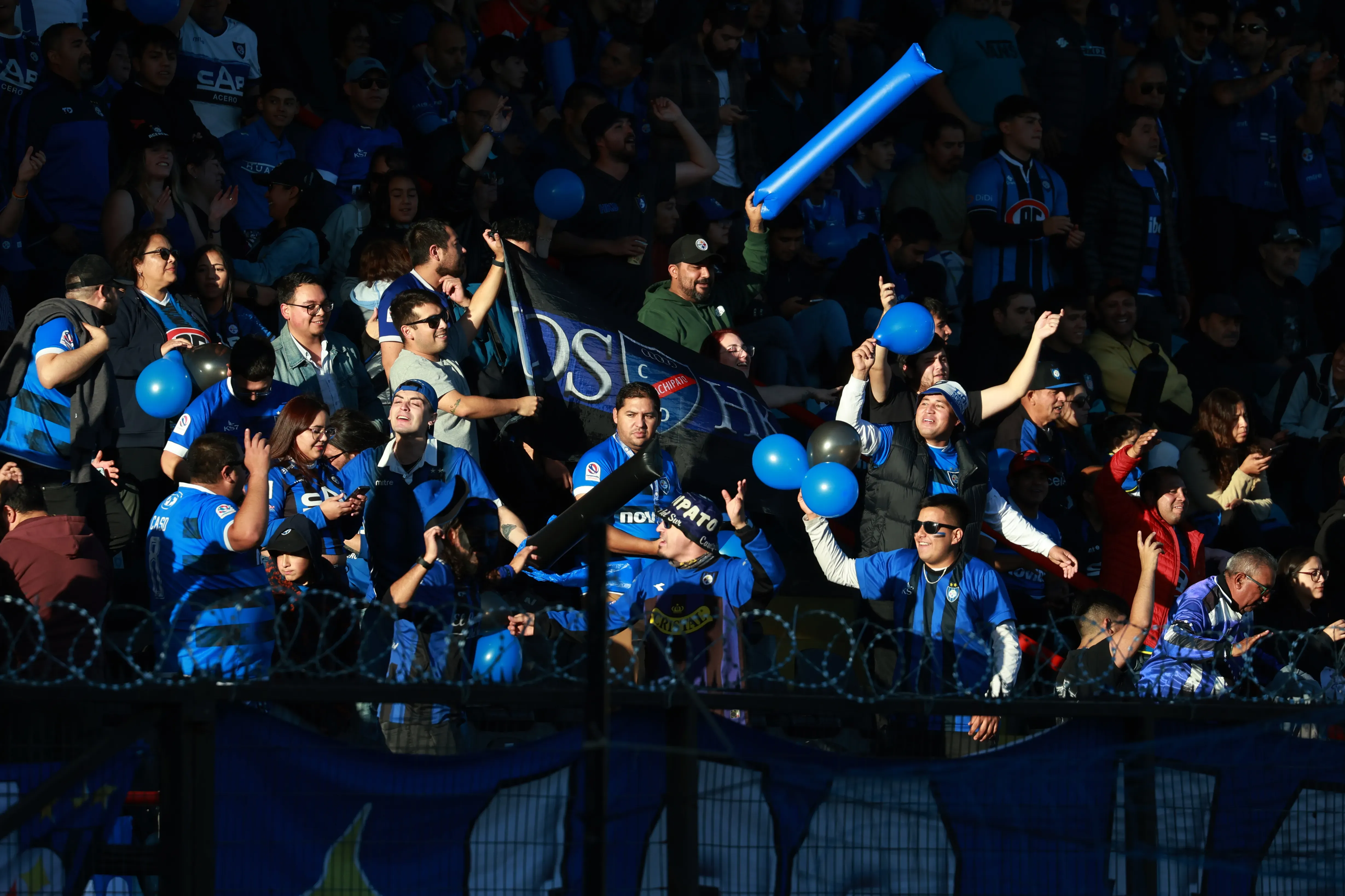 Los castigos que arriesgas los hinchas identificados por Huachipato van de diez a 14 años sin ingresar al estadio. | Foto: Photosport.