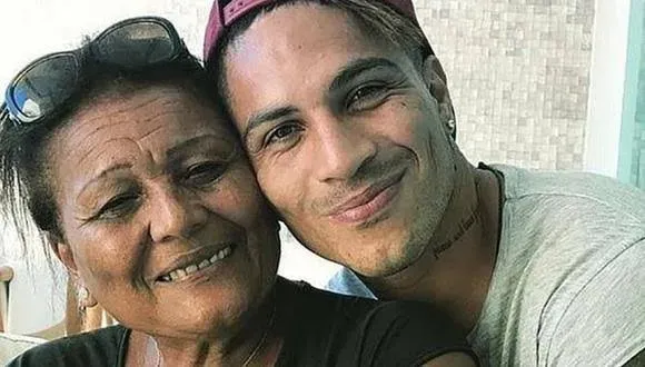 Paolo Guerrero y su señora madre, Doña Peta. (Foto: El Comercio).