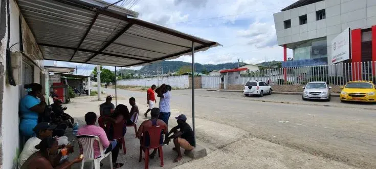 Familiares de Jonathan González esperaban retirar el cuerpo del jugador de la morgue. Foto: EXTRA.