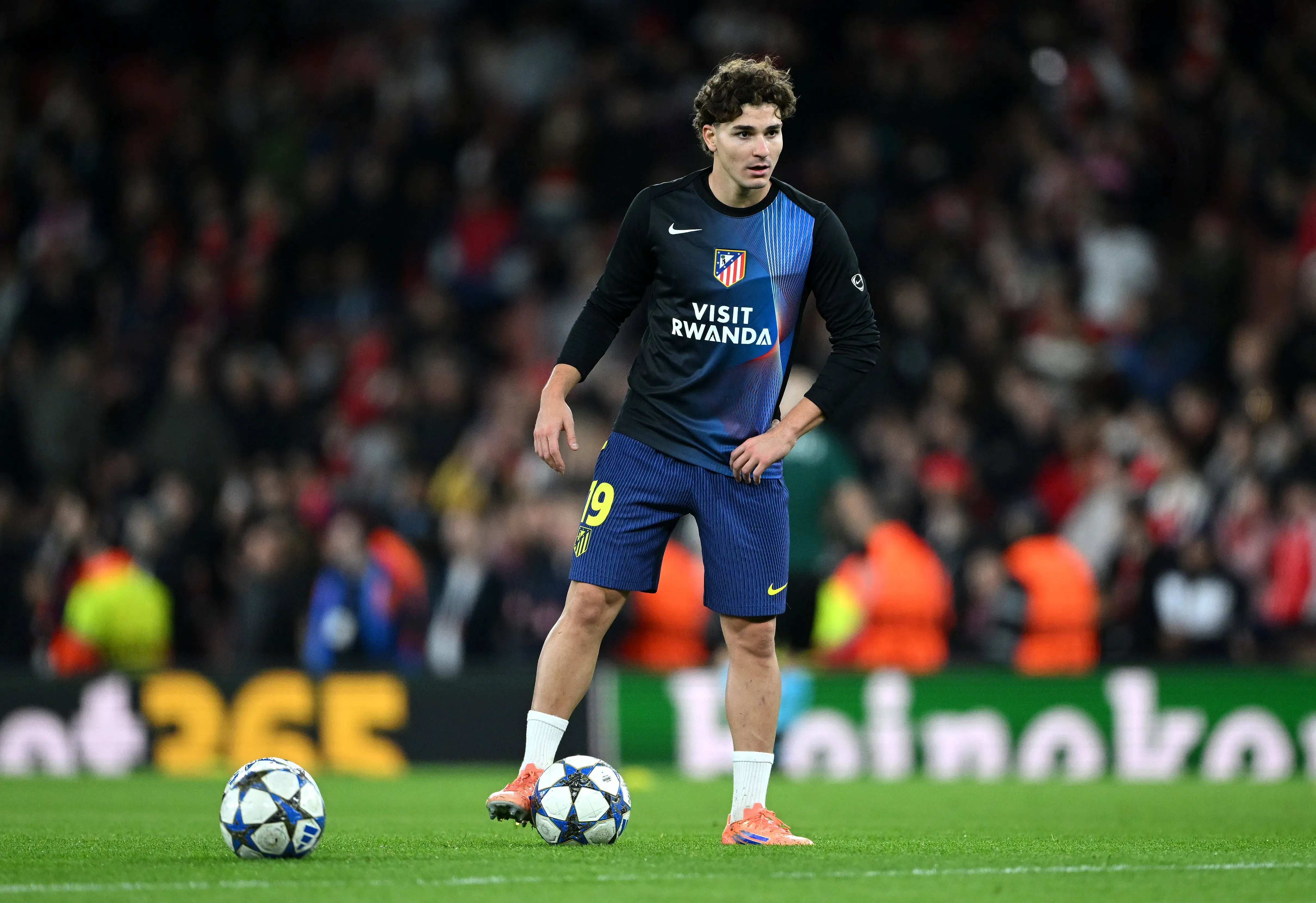 Álvarez é o principal alvo do Barcelona para o centro do ataque (Foto: Shaun Botterill/Getty Images)