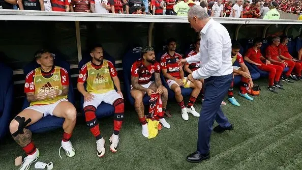 Foto: Wagner Meier/Getty Images. – Tite orientando reservas do Flamengo