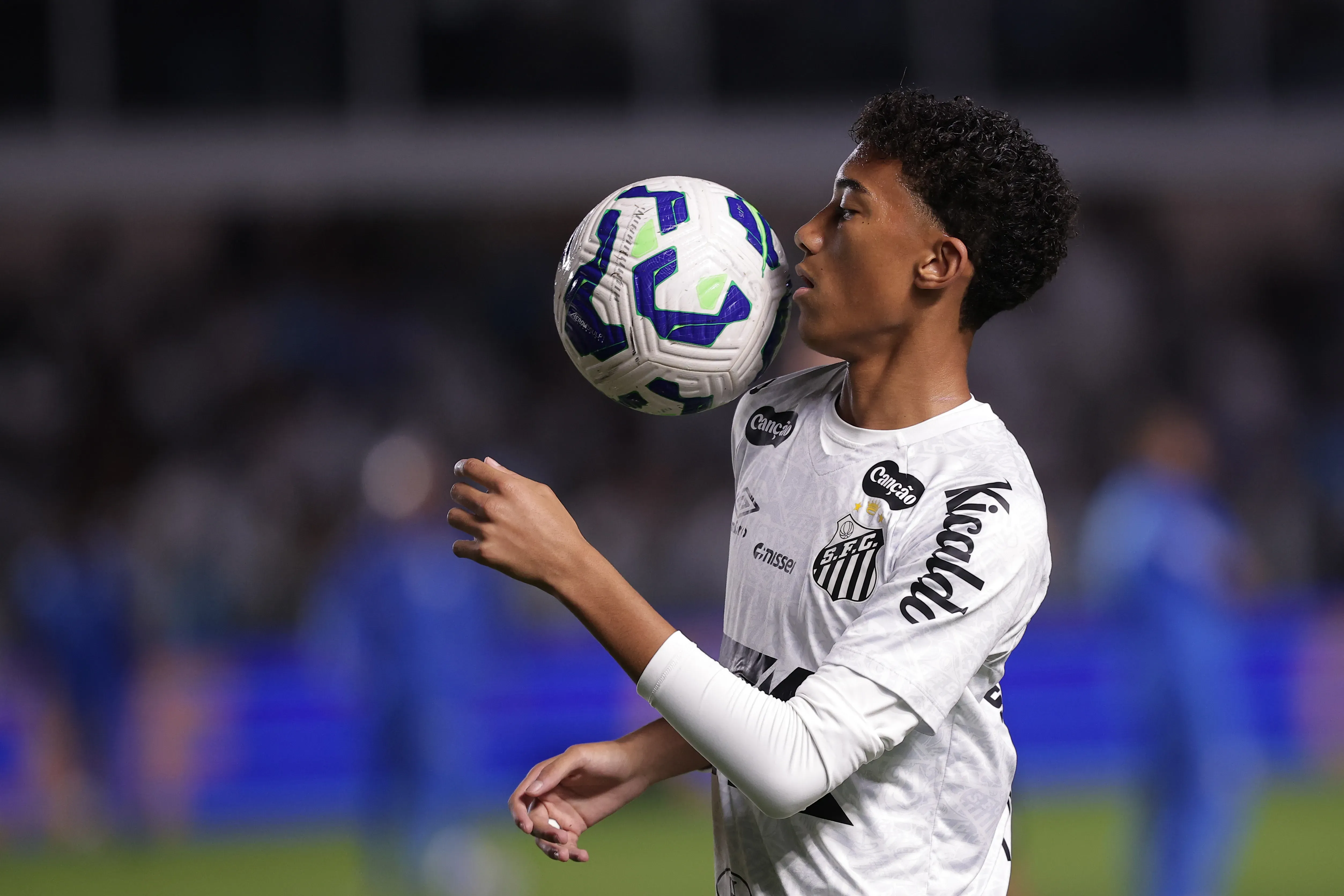 SP – SANTOS – 15/11/2025 – BRASILEIRO A 2025, SANTOS X PALMEIRAS – Robinho JR jogador do Santos durante aquecimento antes da partida contra o Palmeiras no estadio Vila Belmiro pelo campeonato Brasileiro A 2025. Foto: Ettore Chiereguini/AGIF