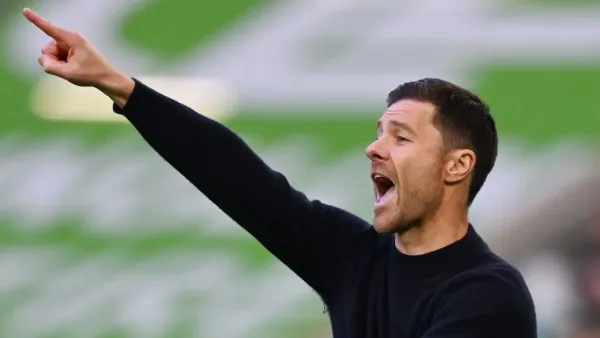 WOLFSBURG, GERMANY – OCTOBER 21: Xabi Alonso, Head Coach of Bayer Leverkusen, gestures as he gives the team instructions during the Bundesliga match between VfL Wolfsburg and Bayer 04 Leverkusen at Volkswagen Arena on October 21, 2023 in Wolfsburg, Germany. (Photo by Oliver Hardt/Getty Images)