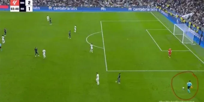 El momento en el que Pau Cebrián Devis le alcanzó el balón a Kepa.