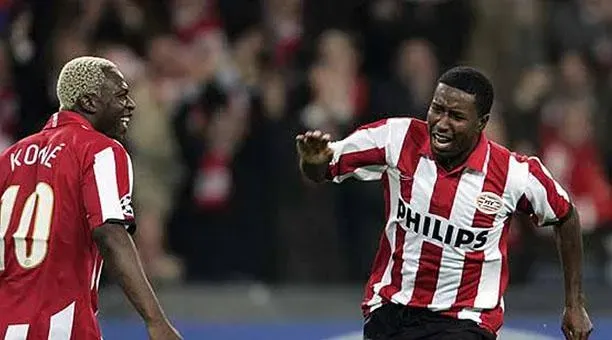 Edison Méndez celebrando su histórico gol contra el Arsenal en la UEFA Champions League.