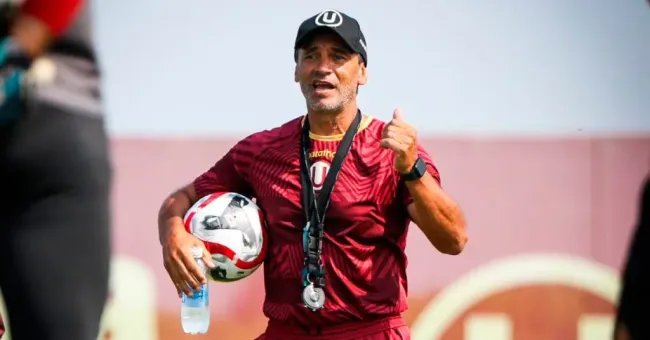 Bustos dirigiendo a Universitario. (Foto: Universitario Prensa)