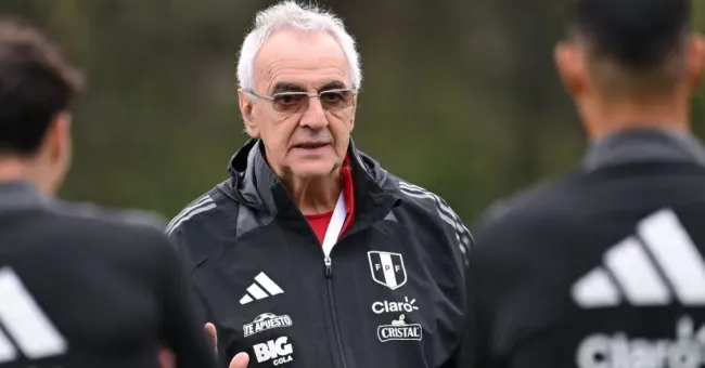 Jorge Fossati en los entrenamientos. (Foto: FPF).