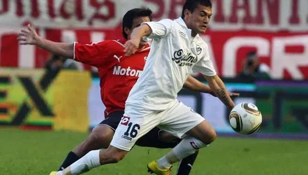 Charles Aránguiz también tuvo un desconocido paso por Quilmes de Argentina tras irse de Colo Colo. | Foto: Archivo.