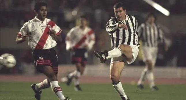 Leonardo Astrada y Zinedine Zidane en la Final de la Copa Intercontinental. Getty Images.
