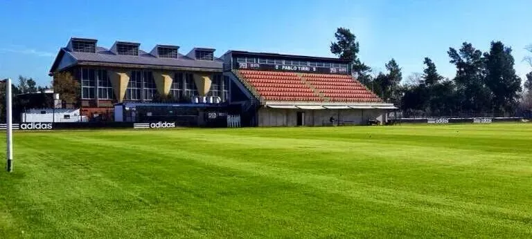 La platea del estadio Guillermo Laza, perteneciente a Deportivo Riestra. (Foto: Prensa Riestra)