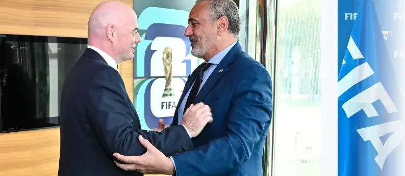 Milad junto a Infantino en la FIFA, en octubre del año pasado