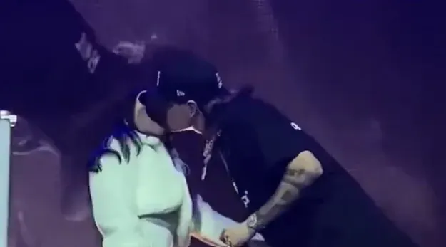 El momento del beso entre los dos artistas fue captado en video. Imagen: @LaCarteleramx.