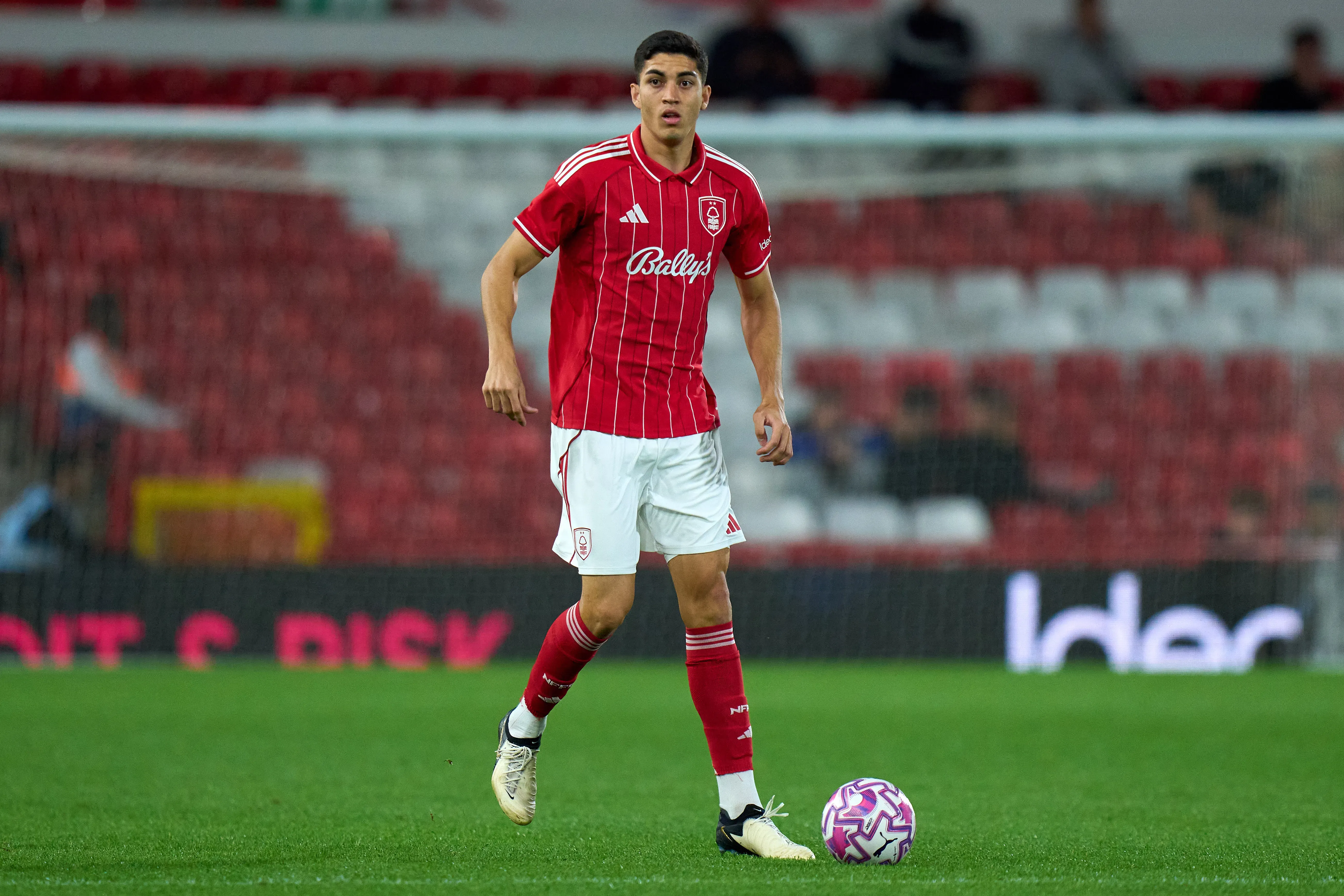 Jair Cunha em ação pelo Nottingham Forest. (Foto: Angel Martinez/Getty Images)