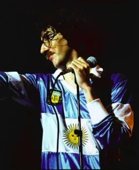 Charly García usando la camiseta que Oscar trató que vistiera la Selección en el Mundial Italia ’90.